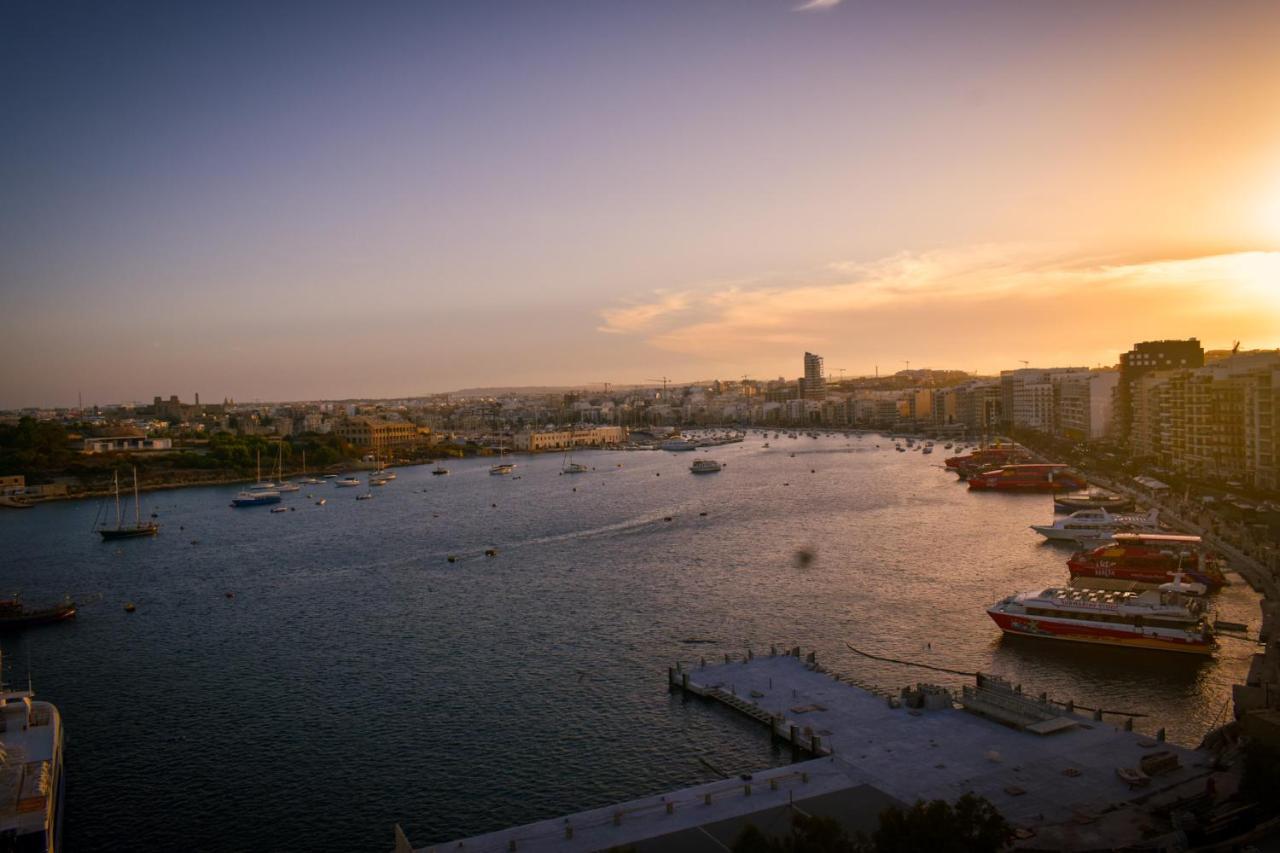 Unique Seafront Triplex Penthouse With Panoramic Bedroom & Rooftop Jacuzzi Overlooking Valletta Sliema Exterior photo