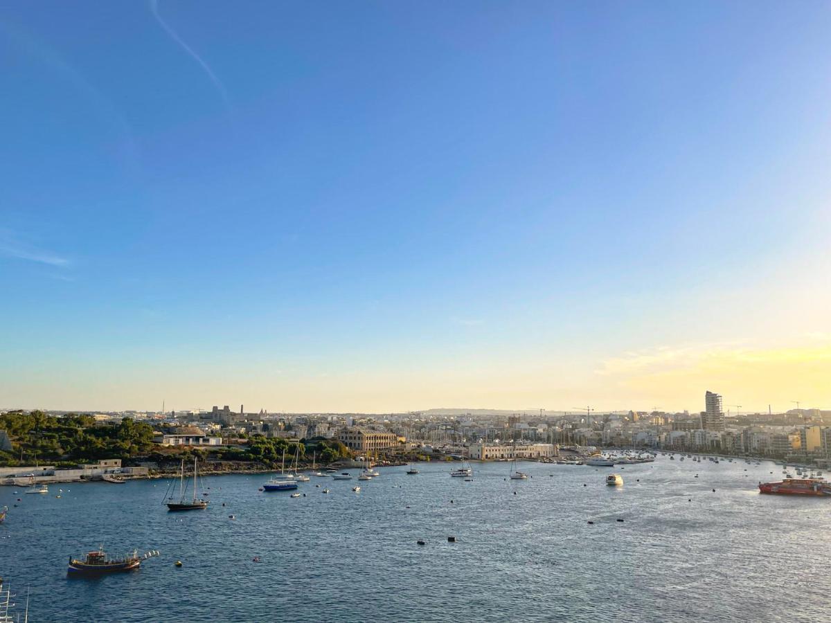 Unique Seafront Triplex Penthouse With Panoramic Bedroom & Rooftop Jacuzzi Overlooking Valletta Sliema Exterior photo