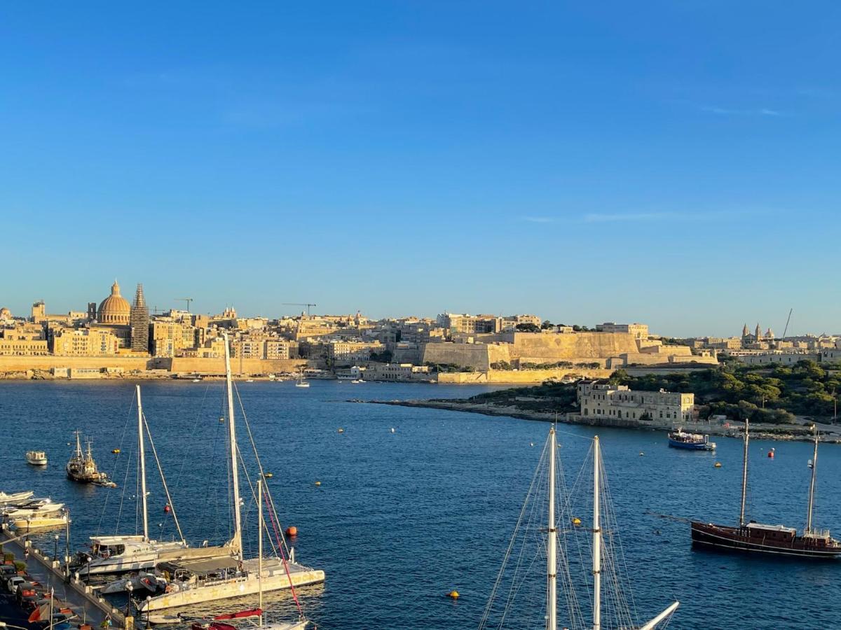 Unique Seafront Triplex Penthouse With Panoramic Bedroom & Rooftop Jacuzzi Overlooking Valletta Sliema Exterior photo