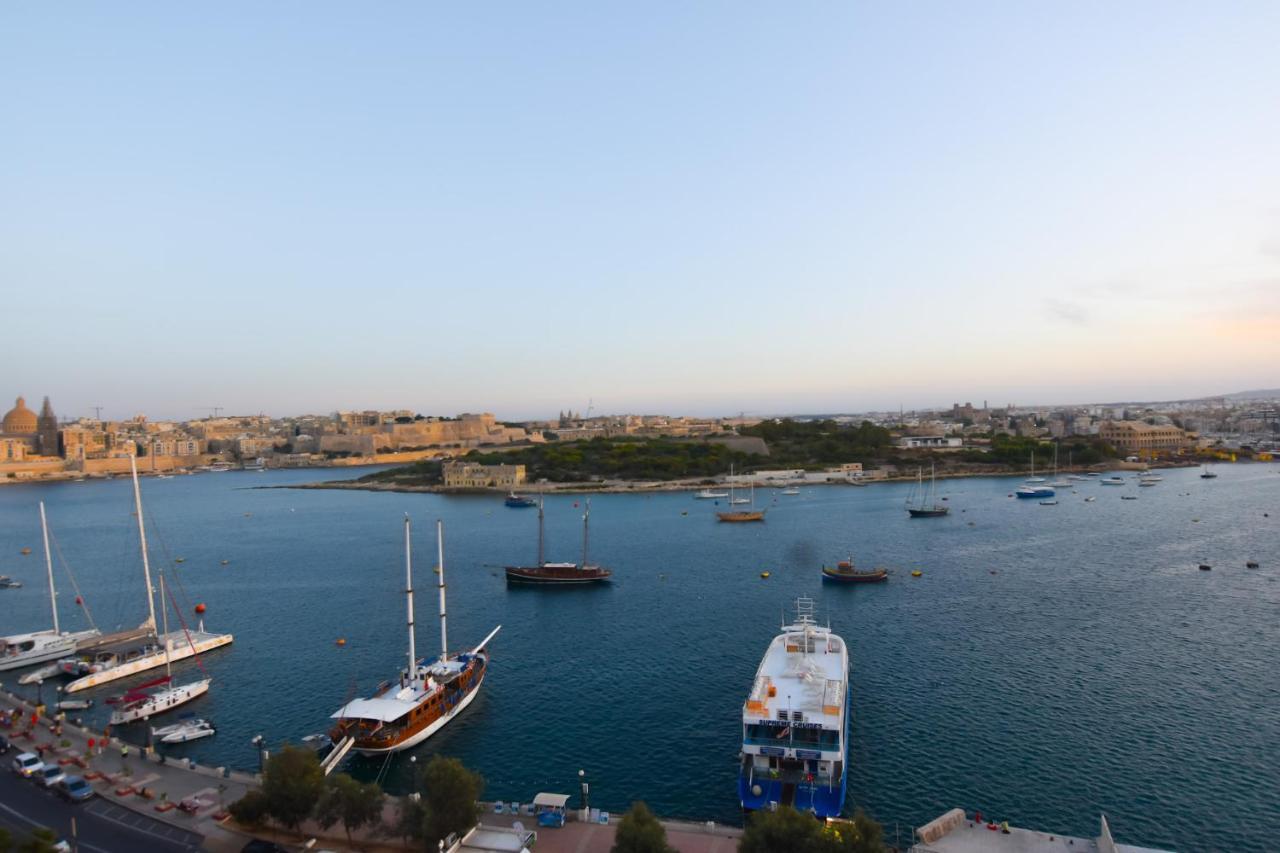 Unique Seafront Triplex Penthouse With Panoramic Bedroom & Rooftop Jacuzzi Overlooking Valletta Sliema Exterior photo