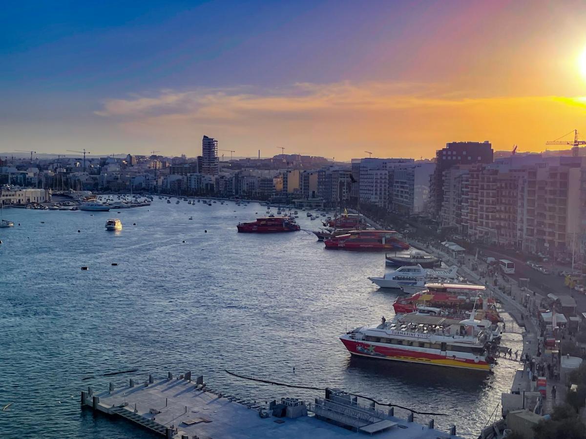 Unique Seafront Triplex Penthouse With Panoramic Bedroom & Rooftop Jacuzzi Overlooking Valletta Sliema Exterior photo