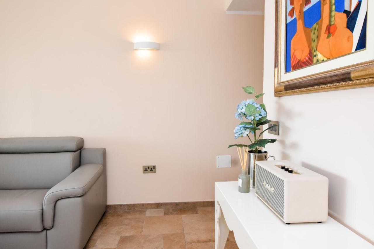 Unique Seafront Triplex Penthouse With Panoramic Bedroom & Rooftop Jacuzzi Overlooking Valletta Sliema Exterior photo