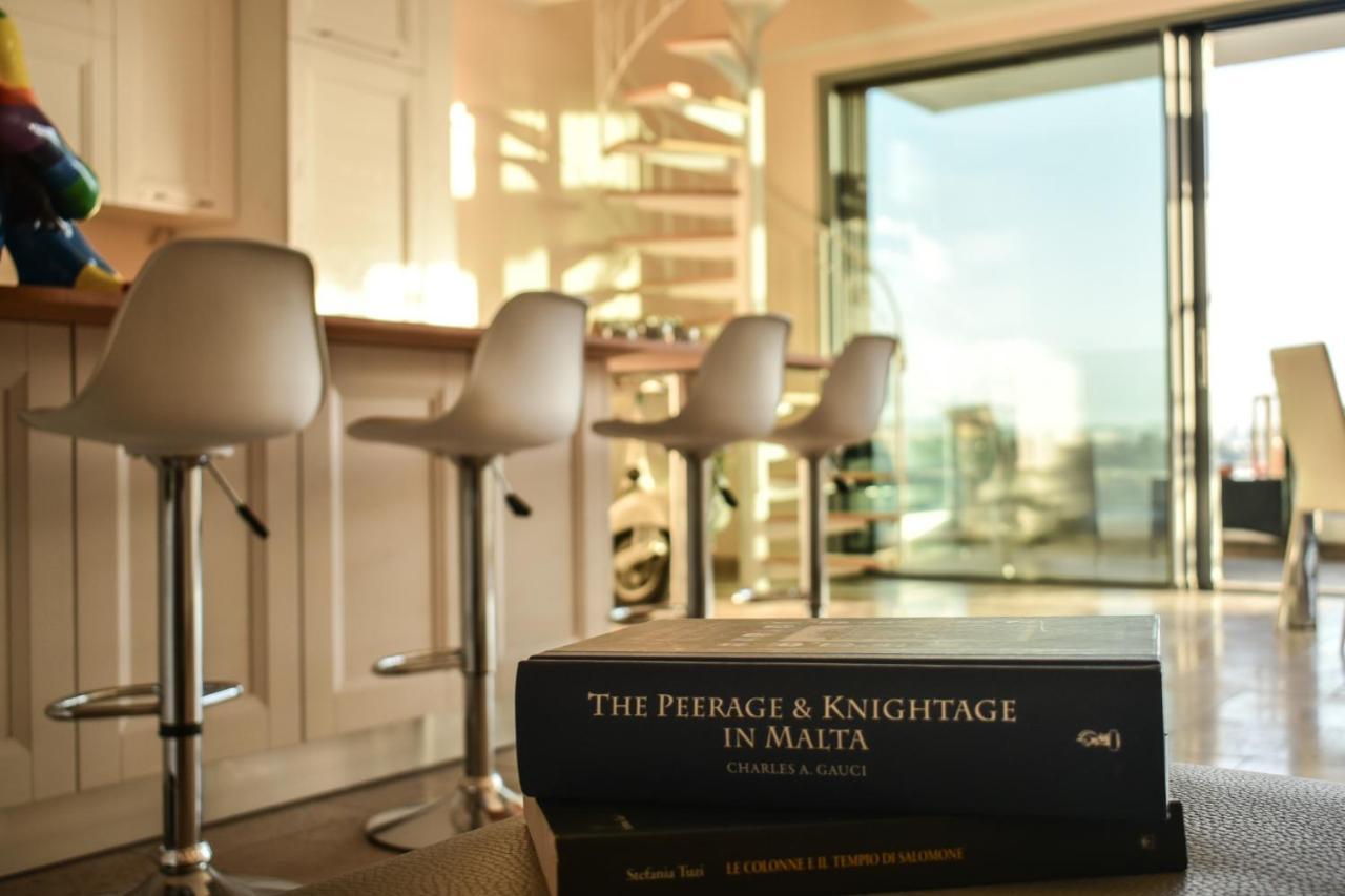 Unique Seafront Triplex Penthouse With Panoramic Bedroom & Rooftop Jacuzzi Overlooking Valletta Sliema Exterior photo