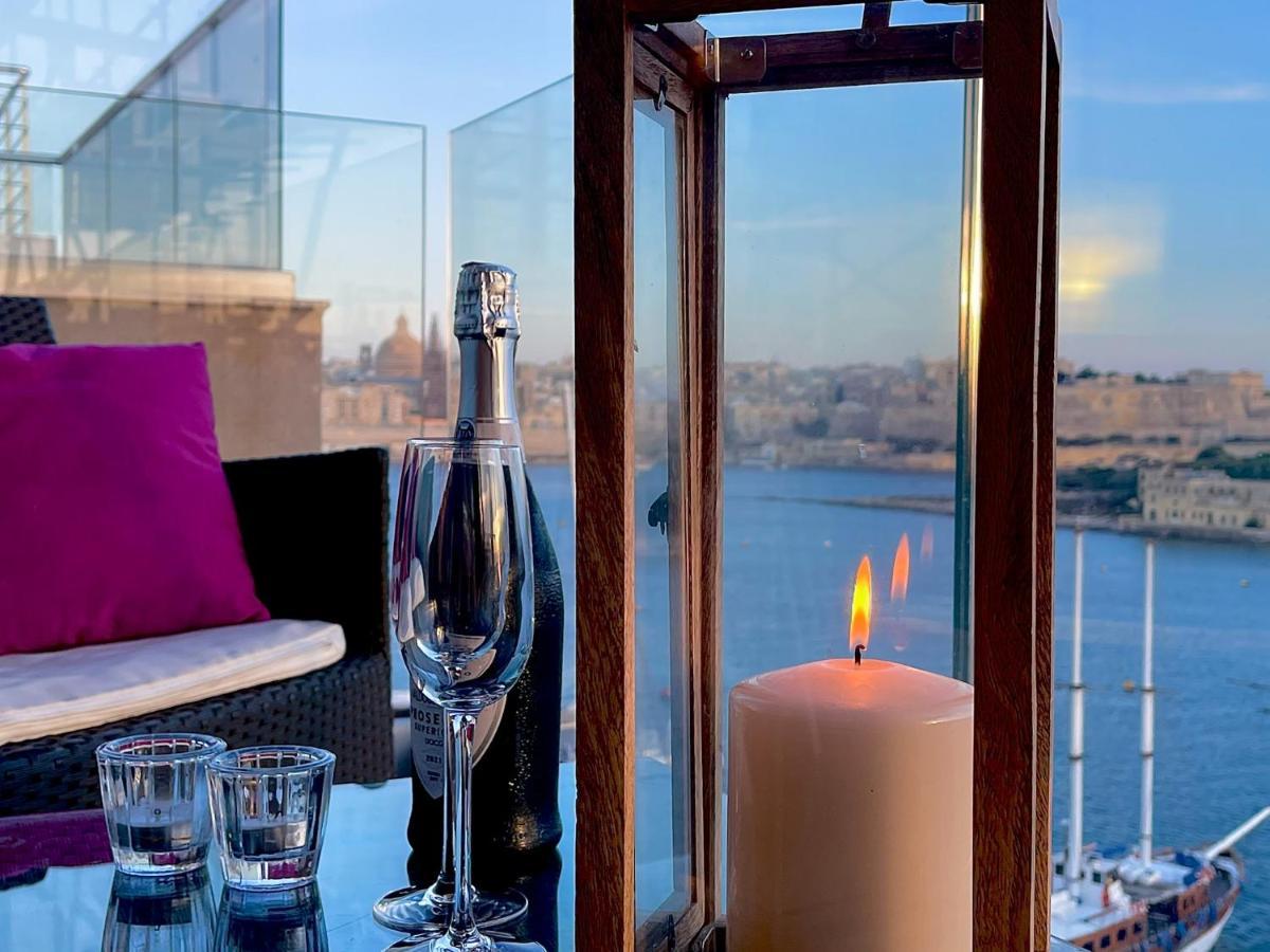 Unique Seafront Triplex Penthouse With Panoramic Bedroom & Rooftop Jacuzzi Overlooking Valletta Sliema Exterior photo