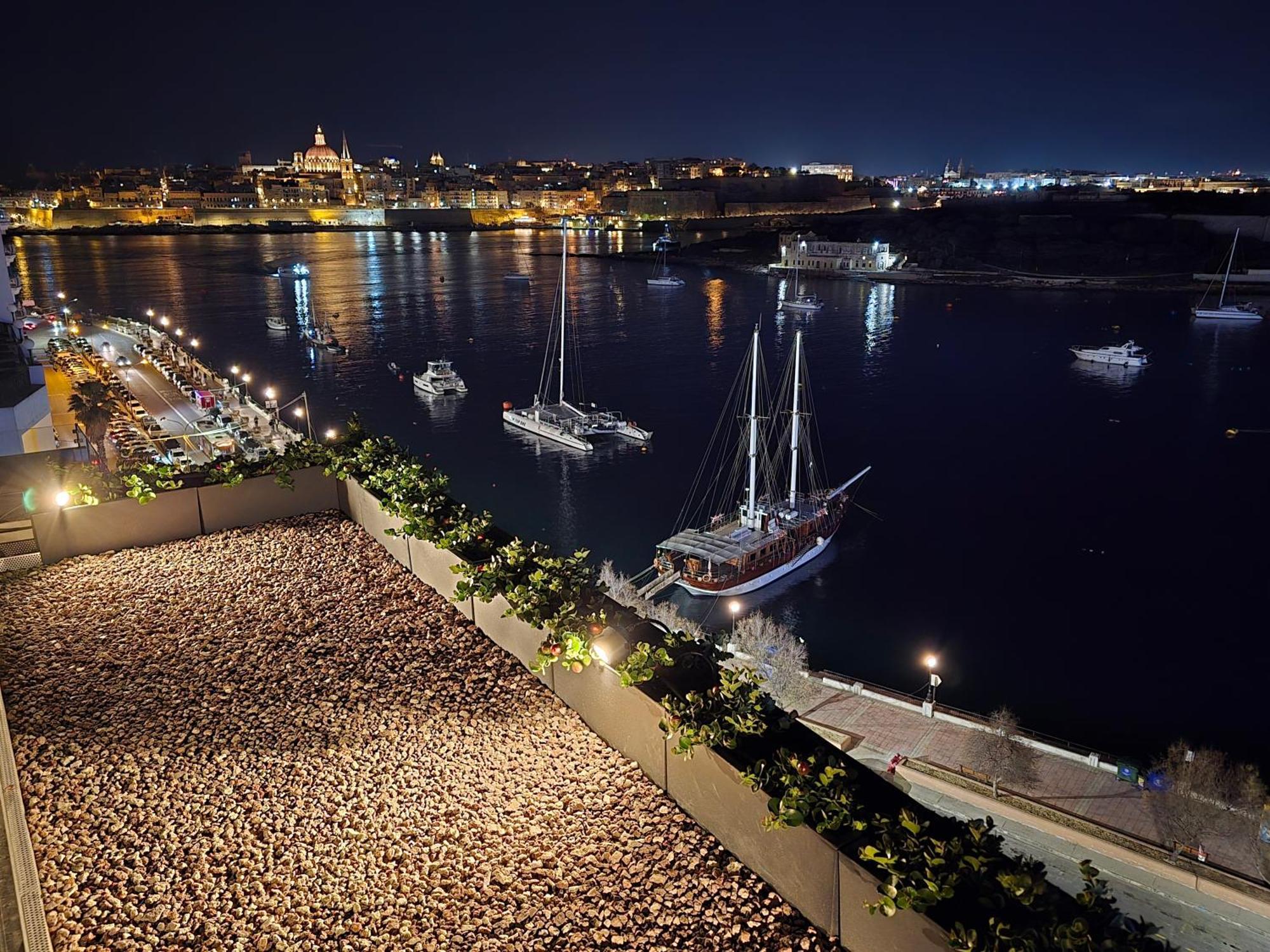 Unique Seafront Triplex Penthouse With Panoramic Bedroom & Rooftop Jacuzzi Overlooking Valletta Sliema Exterior photo