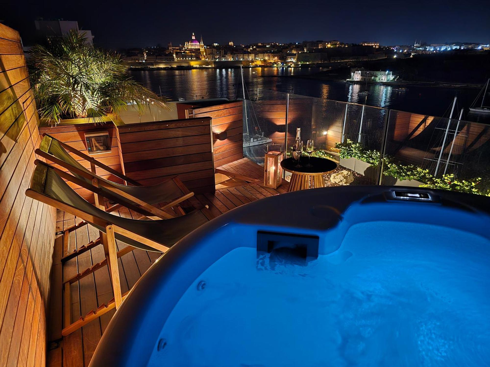 Unique Seafront Triplex Penthouse With Panoramic Bedroom & Rooftop Jacuzzi Overlooking Valletta Sliema Exterior photo