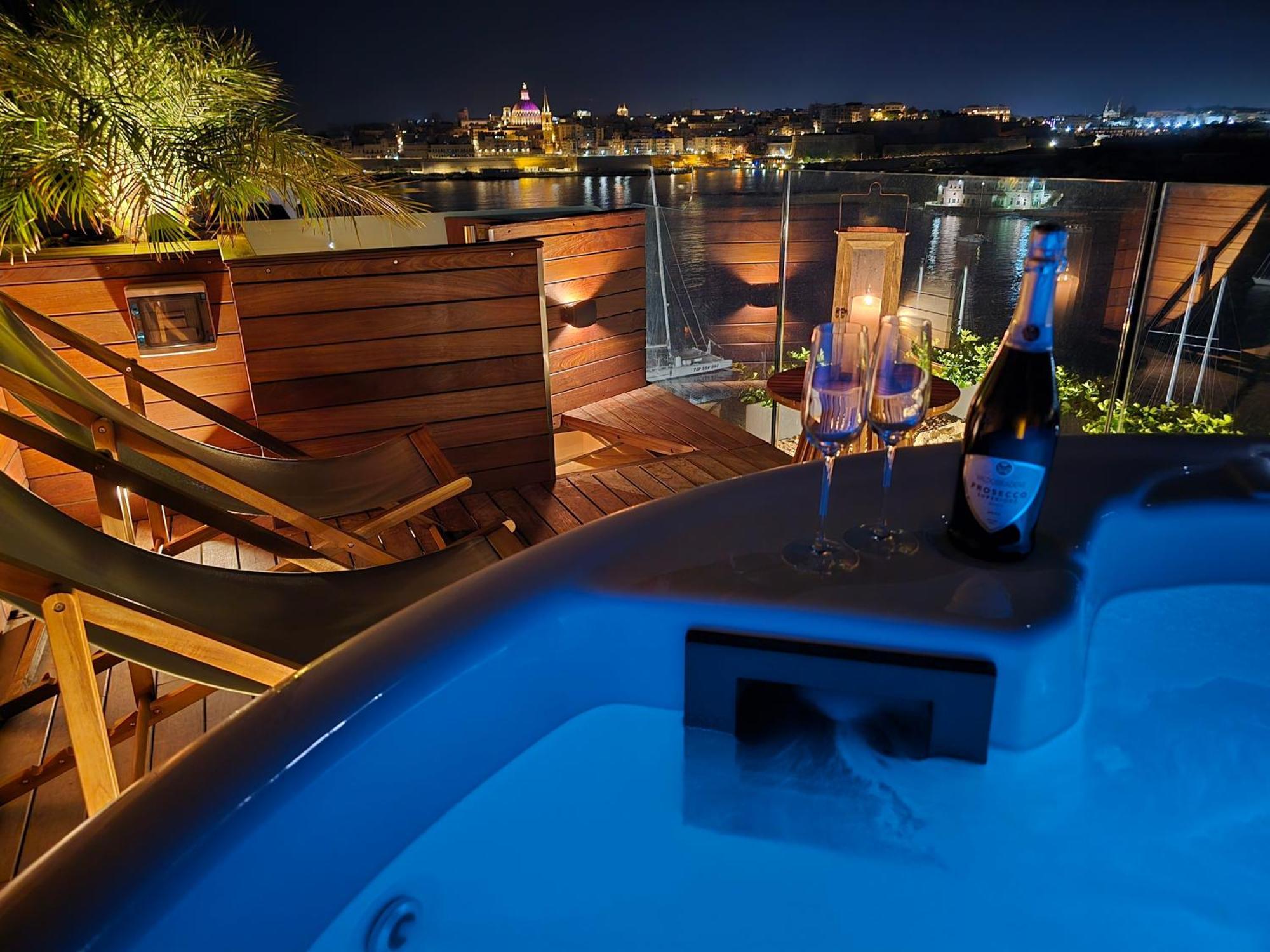 Unique Seafront Triplex Penthouse With Panoramic Bedroom & Rooftop Jacuzzi Overlooking Valletta Sliema Exterior photo