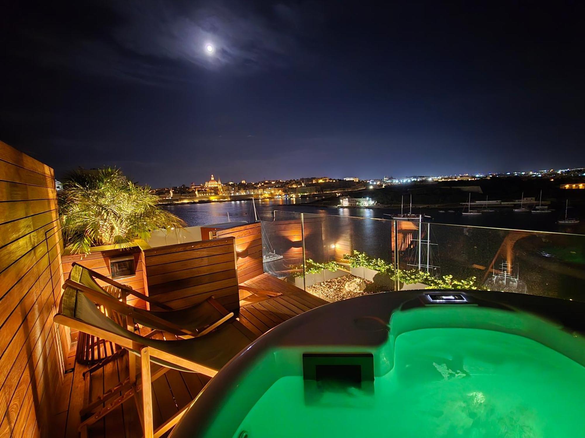 Unique Seafront Triplex Penthouse With Panoramic Bedroom & Rooftop Jacuzzi Overlooking Valletta Sliema Exterior photo